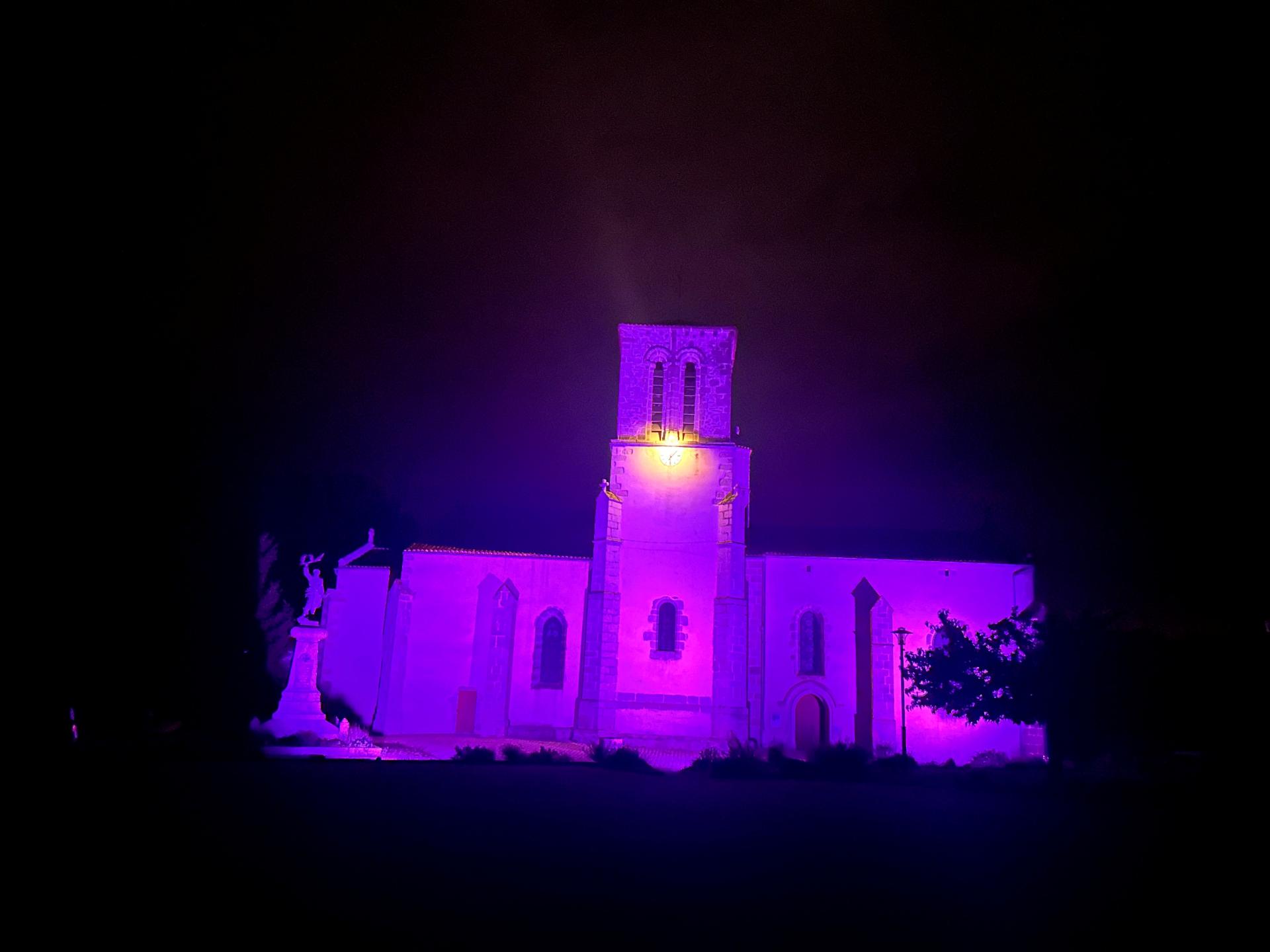 L'église de Saint-Aubin-le-Cloud aux couleurs d'Octobre Rose